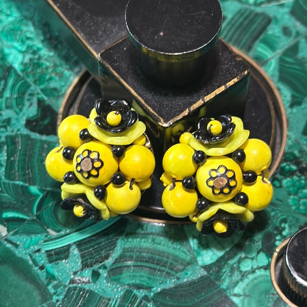 RARE Bumblebee 🐝 Hong Kong Vintage Clip-on Earrings
